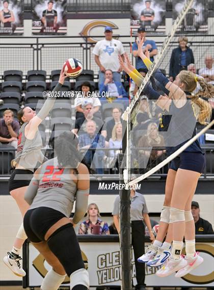 Thumbnail 1 in Lake Belton vs. Highland Park (UIL 5A Regional Semifinal) photogallery.