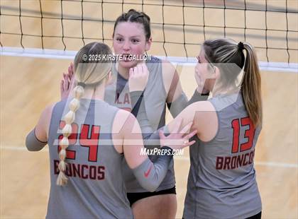 Thumbnail 3 in Lake Belton vs. Highland Park (UIL 5A Regional Semifinal) photogallery.