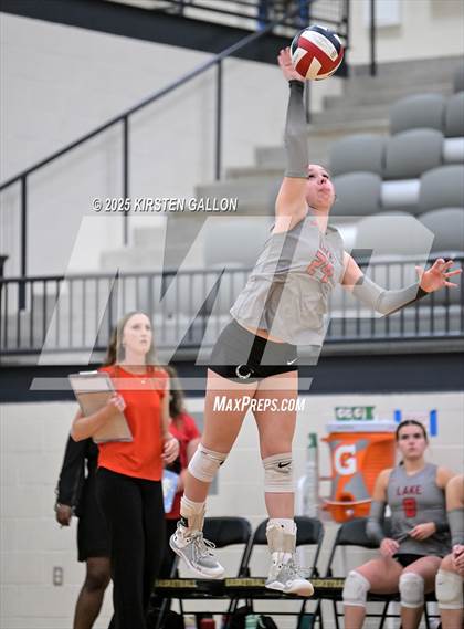 Thumbnail 3 in Lake Belton vs. Highland Park (UIL 5A Regional Semifinal) photogallery.