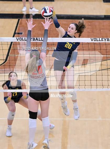 Thumbnail 2 in Lake Belton vs. Highland Park (UIL 5A Regional Semifinal) photogallery.