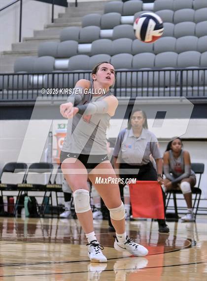 Thumbnail 1 in Lake Belton vs. Highland Park (UIL 5A Regional Semifinal) photogallery.