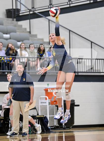 Thumbnail 3 in Lake Belton vs. Highland Park (UIL 5A Regional Semifinal) photogallery.