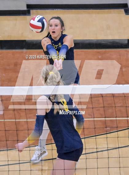 Thumbnail 3 in Lake Belton vs. Highland Park (UIL 5A Regional Semifinal) photogallery.