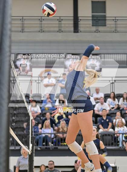 Thumbnail 3 in Lake Belton vs. Highland Park (UIL 5A Regional Semifinal) photogallery.