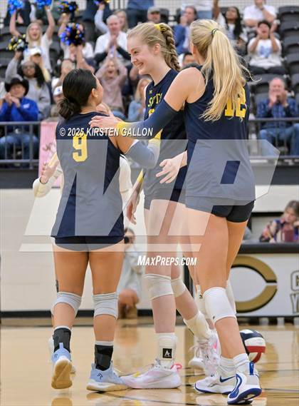 Thumbnail 1 in Lake Belton vs. Highland Park (UIL 5A Regional Semifinal) photogallery.