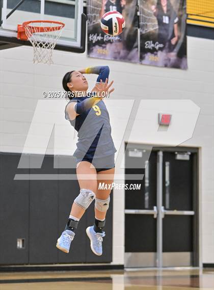 Thumbnail 1 in Lake Belton vs. Highland Park (UIL 5A Regional Semifinal) photogallery.