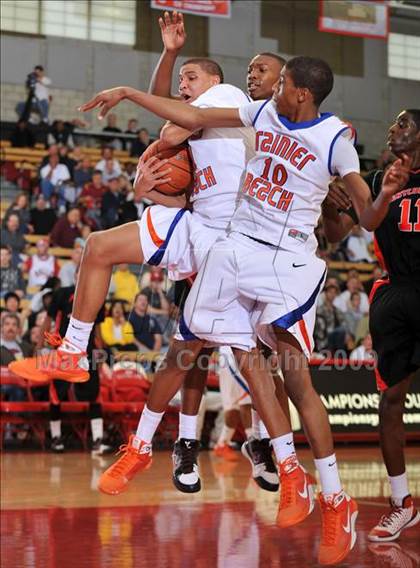 Thumbnail 2 in Rainier Beach vs. Westchester (Nike Extravaganza) photogallery.