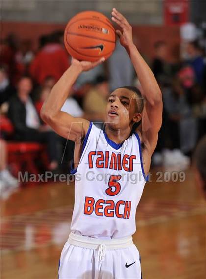 Thumbnail 2 in Rainier Beach vs. Westchester (Nike Extravaganza) photogallery.