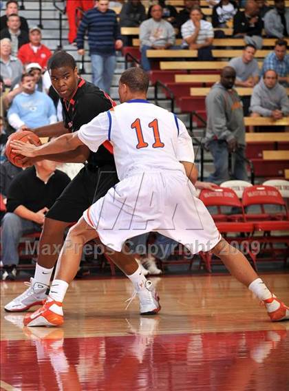 Thumbnail 1 in Rainier Beach vs. Westchester (Nike Extravaganza) photogallery.