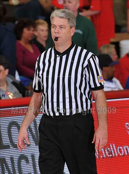 Thumbnail 3 in Rainier Beach vs. Westchester (Nike Extravaganza) photogallery.
