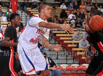 Thumbnail 2 in Rainier Beach vs. Westchester (Nike Extravaganza) photogallery.
