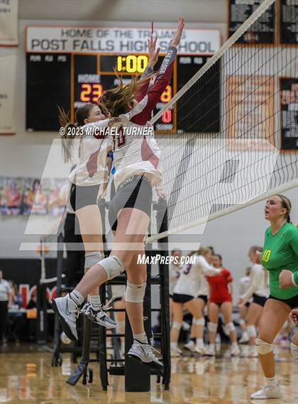 Thumbnail 2 in Lakeland vs Canyon Ridge (IHSAA 4A First Round)  photogallery.