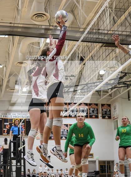 Thumbnail 1 in Lakeland vs Canyon Ridge (IHSAA 4A First Round) photogallery.