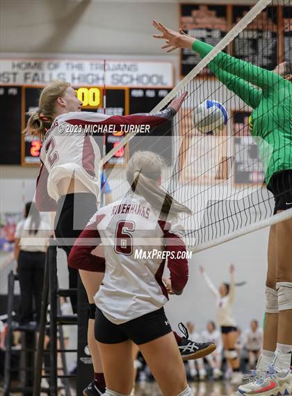 Thumbnail 2 in Lakeland vs Canyon Ridge (IHSAA 4A First Round) photogallery.