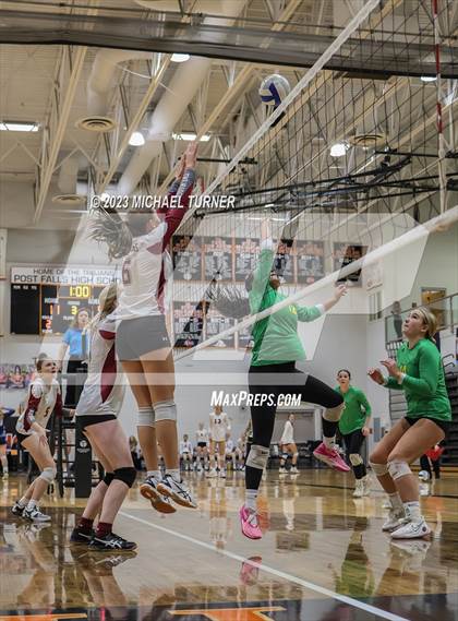 Thumbnail 2 in Lakeland vs Canyon Ridge (IHSAA 4A First Round) photogallery.
