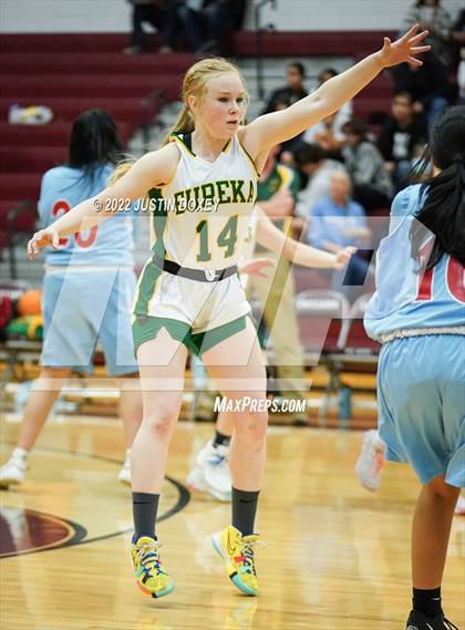 Thumbnail 3 in Eureka vs. Owyhee (NIAA 1A East Girls Semifinals) photogallery.
