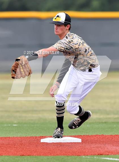 Thumbnail 2 in Abbott vs. Savoy (UIL 1A Regional Semifinal) photogallery.