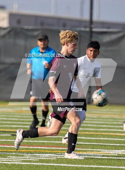 Thumbnail 2 in Davenport vs. Hidalgo (UIL Soccer Region IV 4A Division 1 Semifinal) photogallery.