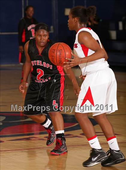 Thumbnail 2 in Bellarmine-Jefferson vs. Antelope Valley (CIF SS Playoffs) photogallery.