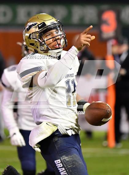 Thumbnail 1 in Mater Dei vs. St. John Bosco (CIF SS Division 1 Final) photogallery.