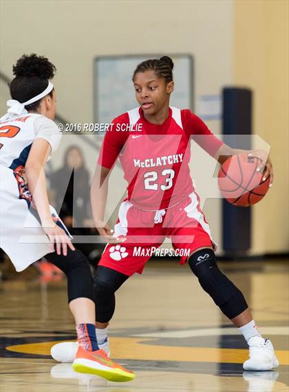Thumbnail 2 in Cosumnes Oaks vs McClatchy (Trojan Toss Up) photogallery.