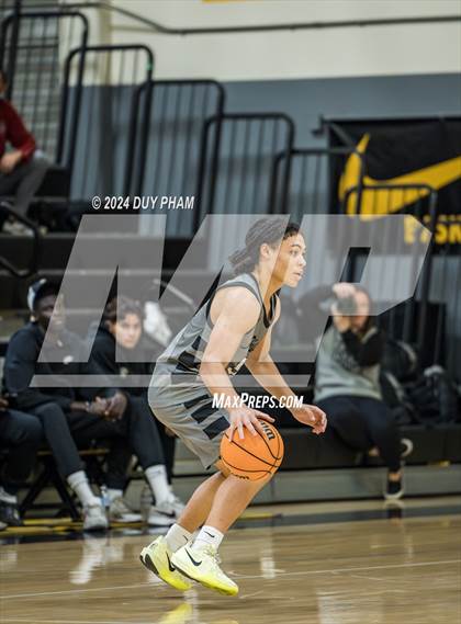 Thumbnail 2 in Servite vs. Laguna Beach photogallery.