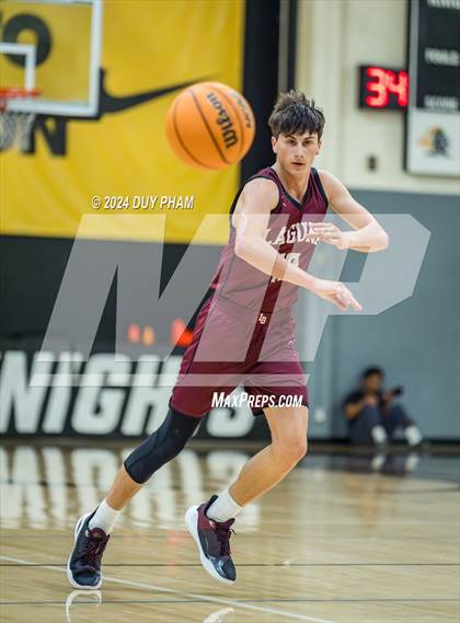 Thumbnail 2 in Servite vs. Laguna Beach photogallery.