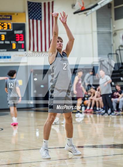 Thumbnail 2 in Servite vs. Laguna Beach photogallery.