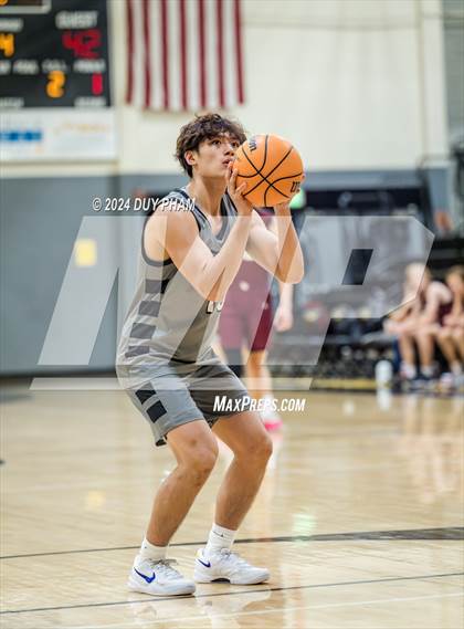 Thumbnail 2 in Servite vs. Laguna Beach photogallery.