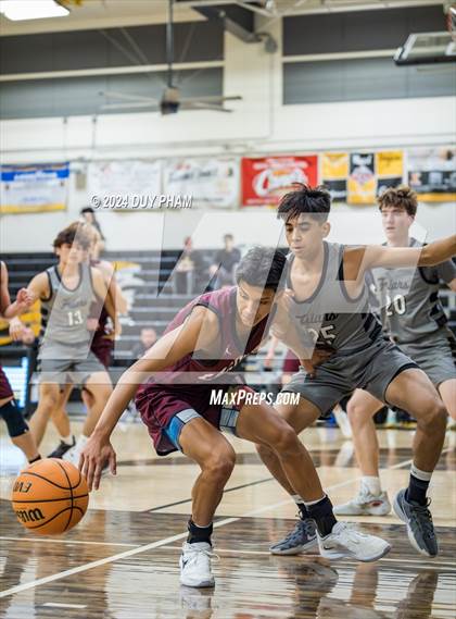 Thumbnail 2 in Servite vs. Laguna Beach photogallery.
