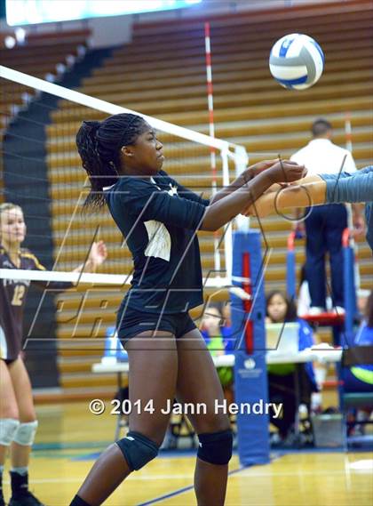 Thumbnail 3 in Parker vs. Long Beach Poly (Durango Fall Classic) photogallery.
