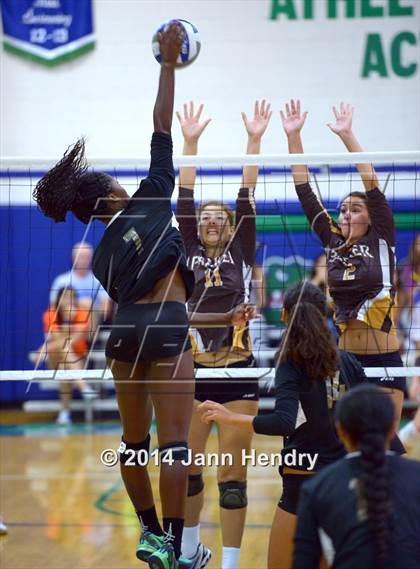 Thumbnail 3 in Parker vs. Long Beach Poly (Durango Fall Classic) photogallery.