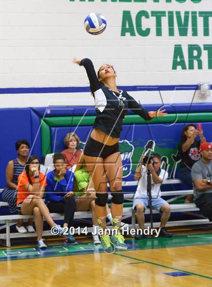 Thumbnail 1 in Parker vs. Long Beach Poly (Durango Fall Classic) photogallery.