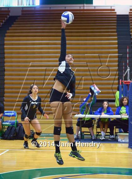 Thumbnail 2 in Parker vs. Long Beach Poly (Durango Fall Classic) photogallery.
