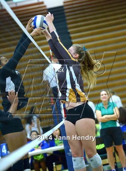 Thumbnail 1 in Parker vs. Long Beach Poly (Durango Fall Classic) photogallery.