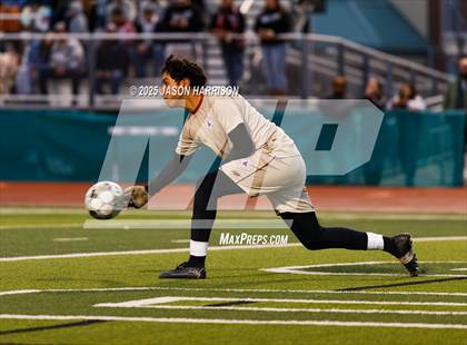 Thumbnail 3 in Gainesville vs. Bridgeport (UIL Soccer 4A Region 2 Semifinal) photogallery.