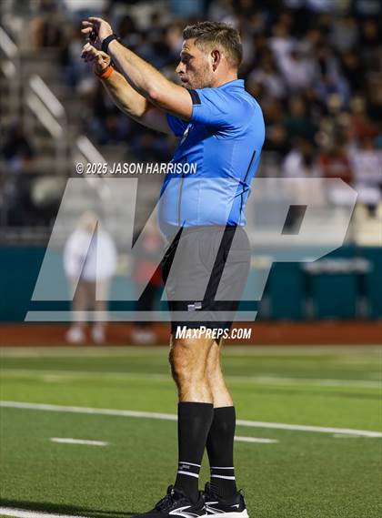 Thumbnail 1 in Gainesville vs. Bridgeport (UIL Soccer 4A Region 2 Semifinal) photogallery.