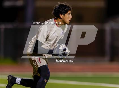 Thumbnail 2 in Gainesville vs. Bridgeport (UIL Soccer 4A Region 2 Semifinal) photogallery.