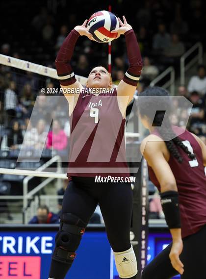 Thumbnail 2 in Iola vs. Crawford (UIL 2A Volleyball Division II Final) photogallery.
