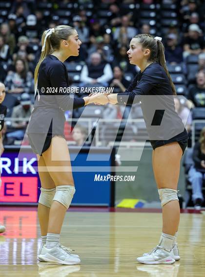 Thumbnail 2 in Iola vs. Crawford (UIL 2A Volleyball Division II Final) photogallery.