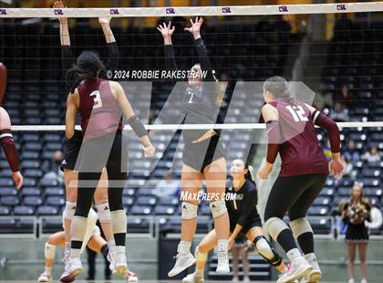 Thumbnail 2 in Iola vs. Crawford (UIL 2A Volleyball Division II Final) photogallery.