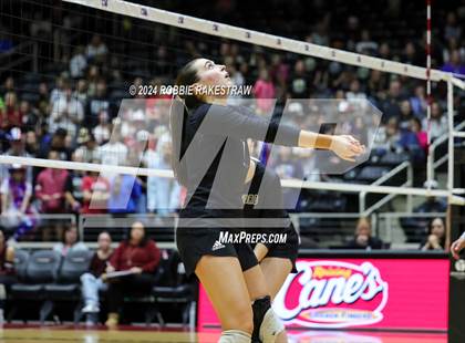 Thumbnail 1 in Iola vs. Crawford (UIL 2A Volleyball Division II Final) photogallery.
