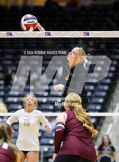 Thumbnail 1 in Iola vs. Crawford (UIL 2A Volleyball Division II Final) photogallery.