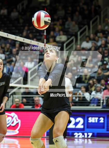 Thumbnail 2 in Iola vs. Crawford (UIL 2A Volleyball Division II Final) photogallery.