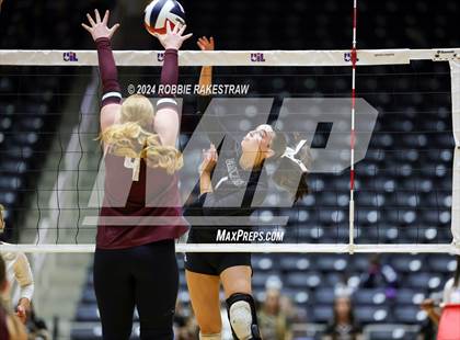Thumbnail 1 in Iola vs. Crawford (UIL 2A Volleyball Division II Final) photogallery.