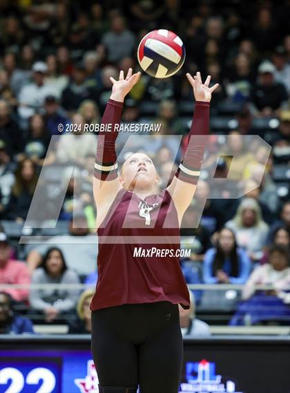 Thumbnail 2 in Iola vs. Crawford (UIL 2A Volleyball Division II Final) photogallery.