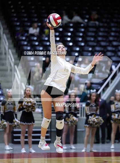 Thumbnail 1 in Iola vs. Crawford (UIL 2A Volleyball Division II Final) photogallery.
