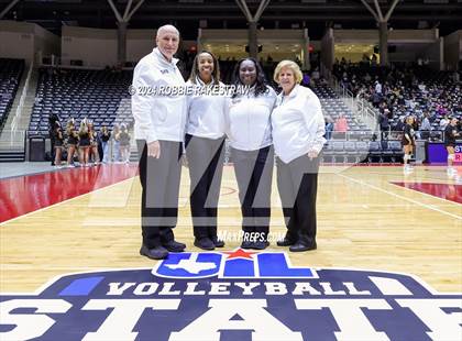 Thumbnail 1 in Iola vs. Crawford (UIL 2A Volleyball Division II Final) photogallery.