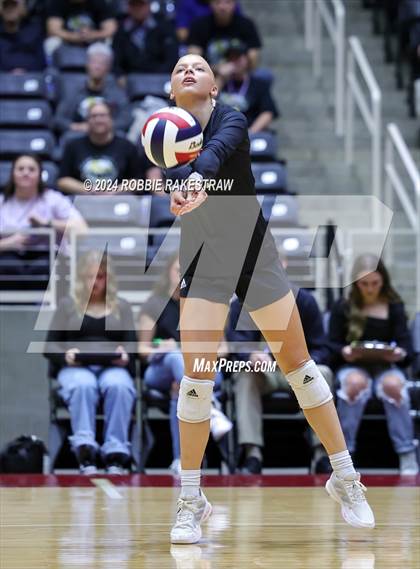 Thumbnail 2 in Iola vs. Crawford (UIL 2A Volleyball Division II Final) photogallery.