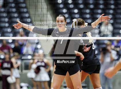 Thumbnail 2 in Iola vs. Crawford (UIL 2A Volleyball Division II Final) photogallery.